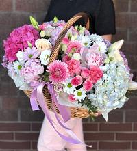 Композиция солнечный день в Ульянино Цветочная композиция из Розы, Хризантемы, Пионы и Лизиантусы в корзине в Ульянино