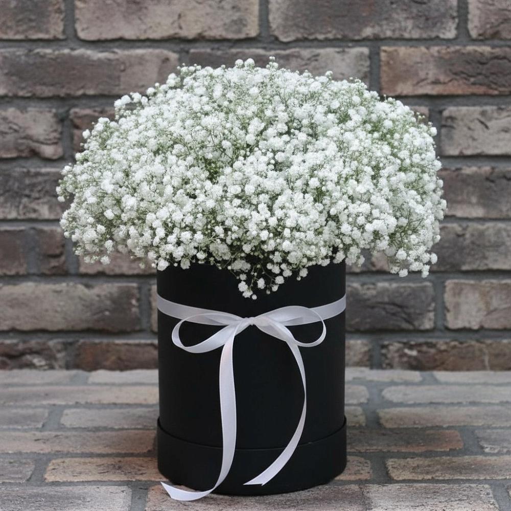 Цветочная композиция из Гипсофила в шляпной коробке в Ульянино