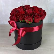 Цветочная композиция из Розы в шляпной коробке в Ульянино
